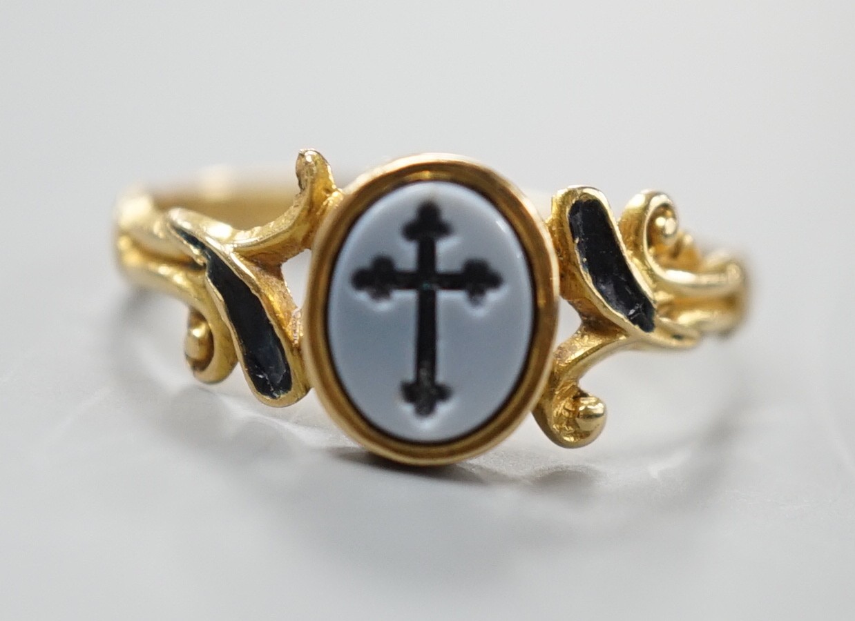 A Victorian 18ct gold, sardonyx and black enamel set mourning, with later engraved inscription, size P/Q, gross weight 2.1 grams, the matrix carved with a cross.